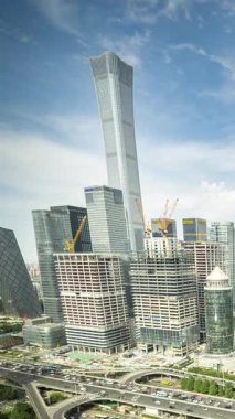 BEIJING, ÇİN - 25 Mayıs 2025: Pekin şehrinin ufuk çizgisi dikey olarak yüksek bir noktadan zamanlaması