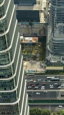 BEIJING, ÇİN - 25 Mayıs 2025: Pekin şehrinin ufuk çizgisi dikey olarak yüksek bir noktadan zamanlaması