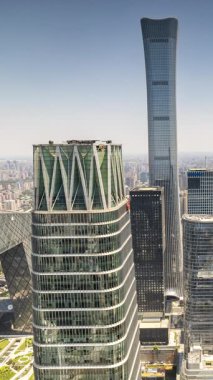 BEIJING, ÇİN - 25 Mayıs 2025: Pekin şehrinin ufuk çizgisi dikey olarak yüksek bir noktadan zamanlaması