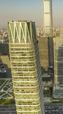 BEIJING, ÇİN - 25 Mayıs 2025: Pekin şehrinin ufuk çizgisi dikey olarak yüksek bir noktadan zamanlaması