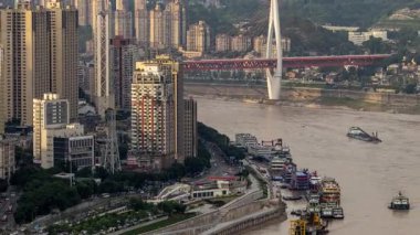 İnanılmaz Chongqing siber punk şehrinin zaman çizelgesi Yantze nehrinin yüksek bir noktasından gökyüzüne yükseliyor.