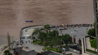 İnanılmaz Chongqing siber punk şehrinin zamanı Yantze nehri ile yüksek görüş açısına sahip. 