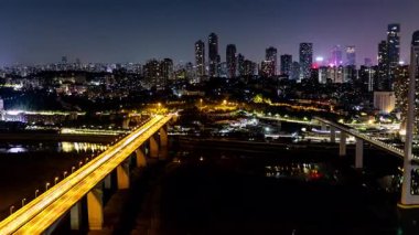 İnanılmaz Chongqing siber punk şehrinin zaman çizelgesi gece yüksek bir noktadan gökyüzüne yükseliyor.