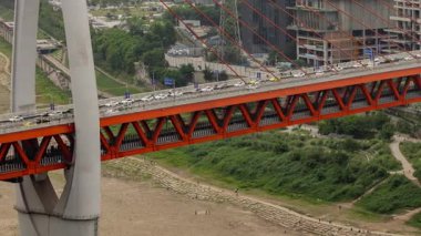 CHONGQING, ÇİN - 28 MAYIS 2025: Şafakta Yantze Nehri 'nin yüksek noktasından Chongqing siber punk şehri siluetinin zamanlaması