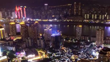 CHONGQING, ÇİN - 28 MAYIS 2025: inanılmaz Chongqing siber punk şehrinin zamanlaması gece yüksek bir noktadan gökyüzüne yükseliyor