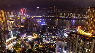 İnanılmaz Chongqing siber punk şehrinin zaman çizelgesi gece yüksek bir noktadan gökyüzüne yükseliyor.