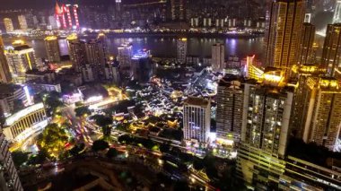 CHONGQING, ÇİN - 28 MAYIS 2025: inanılmaz Chongqing siber punk şehrinin zamanlaması gece yüksek bir noktadan gökyüzüne yükseliyor