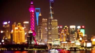 İnanılmaz Chongqing siber punk şehrinin zaman çizelgesi gece yüksek bir noktadan gökyüzüne yükseliyor.