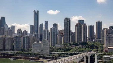 İnanılmaz Chongqing siber punk şehrinin Yantze nehri ile silueti.