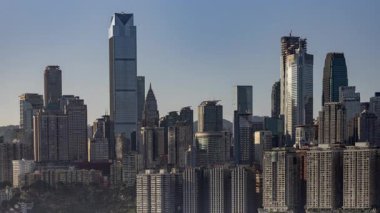 İnanılmaz Chongqing siber punk şehrinin Yantze nehri ile silueti.