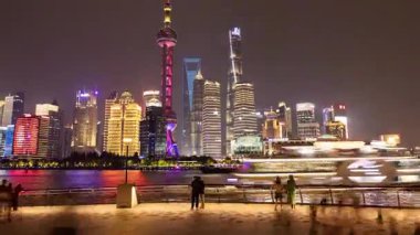 ŞANGHAI, ÇİN - 11 HAZİRAN 2025: Şangay şehrinin ufuk çizgisi zamanlaması ve turistler