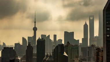 Şangay şehrinin zaman çizelgesi sisli bulutlu bir günde yüksek bir görüş noktasından gökyüzüne yükseliyor.