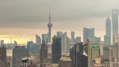 Şafak vakti Şangay şehrinin ufuk çizgisi.