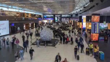 ROMA, İTALYA - 31 Haziran 2025: Roma havaalanındaki gezginlere zaman aşımı 