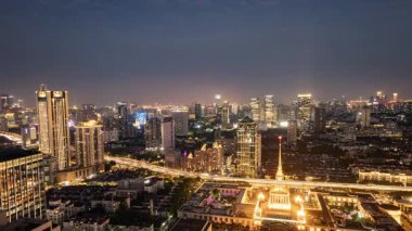 Shanghai şehrinin zaman çizelgesi gece yüksek bir noktadan gökyüzüne yükseliyor.