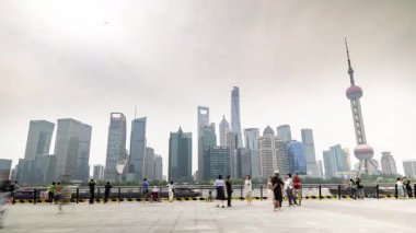 Şangay şehrinin ufuk çizgisi zamanı ve bulutlu bir günde turistler.