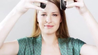 Müzik dinlemek için kulaklık takan havalı bayan dansçı.