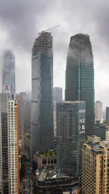 CHONGQING, ÇİN - 18 MAYIS 2025: Fırtınalı havada inanılmaz Chongqing şehrinin gökyüzü zamanı