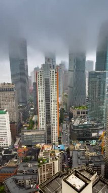 CHONGQING, ÇİN - 18 MAYIS 2025: Fırtınalı havada inanılmaz Chongqing şehrinin gökyüzü zamanı