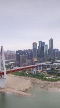 CHONGQING, ÇİN - 18 MAYIS 2025: Fırtınalı havada inanılmaz Chongqing şehrinin gökyüzü zamanı