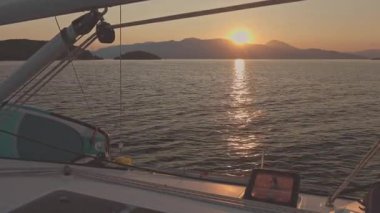 Solda bir yattan manzara, gündoğumunda Yunanistan