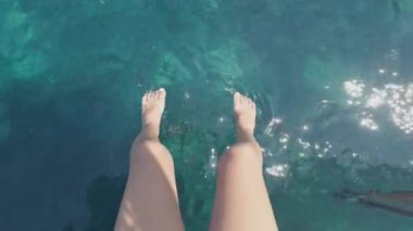 Yunanca bir yatın yüzme güvertesinde küçük bir kız yazın