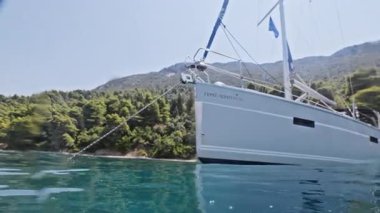 Sualtı manzarası solda bir yata bakıyor, Yunanistan