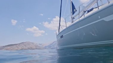 Sualtı manzarası solda bir yata bakıyor, Yunanistan