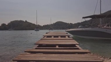 Nydri Limanı, Lefkada Yunanistan sahilindeki tahta kalas.