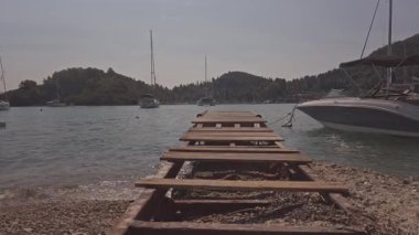 Nydri Limanı, Lefkada Yunanistan sahilindeki tahta kalas.