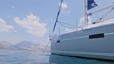 Sualtı manzarası solda bir yata bakıyor, Yunanistan