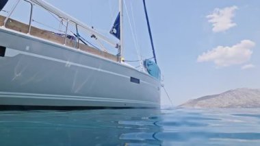 Sualtı manzarası solda bir yata bakıyor, Yunanistan