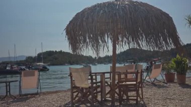 New York 'taki limanın yanındaki teras barında masa ve sandalyeler.