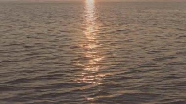 Gündoğumunda bir Yunan adasının yatından manzara