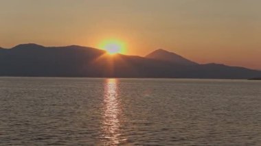 Gündoğumunda bir Yunan adasının yatından manzara