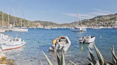 Ithaca, Yunanistan 'da kayalık kıyılarda tekneler morarmıştı. 