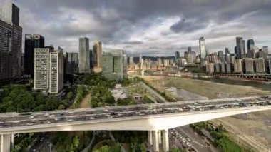 İnanılmaz Chongqing siber punk şehrinin benzersiz yüksek görüş açısına sahip siluetinin bir ileri bir geri döngüsü.