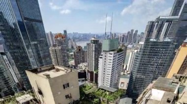 İnanılmaz Chongqing siber punk şehrinin benzersiz yüksek görüş açısına sahip siluetinin bir ileri bir geri döngüsü.