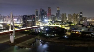 İnanılmaz Chongqing siber punk şehrinin benzersiz yüksek görüş açısına sahip siluetinin bir ileri bir geri döngüsü.
