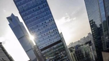 İnanılmaz Chongqing siber punk şehrinin benzersiz yüksek görüş açısına sahip siluetinin bir ileri bir geri döngüsü.