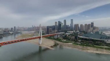 İnanılmaz Chongqing siber punk şehrinin benzersiz yüksek görüş açısına sahip siluetinin bir ileri bir geri döngüsü.