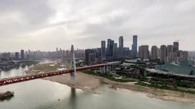 İnanılmaz Chongqing siber punk şehrinin benzersiz yüksek görüş açısına sahip siluetinin bir ileri bir geri döngüsü.