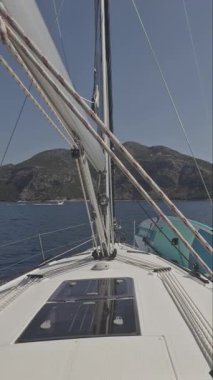 Sol tarafta bir yattan manzara, Yunan dikey.