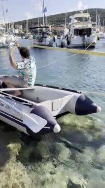 Sol tarafta bir yattan manzara, Yunan dikey.