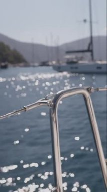 Sol tarafta bir yattan manzara, Yunan dikey.