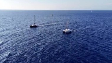 Yunan adalarındaki bir yat gezisinin hava görüntüleri.