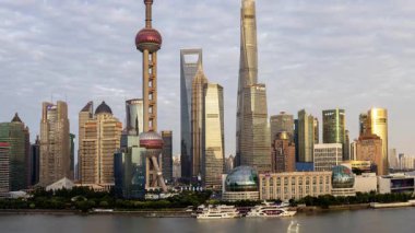 Şangay şehrinin zaman çizelgesi yüksek görüş açısına sahip. 