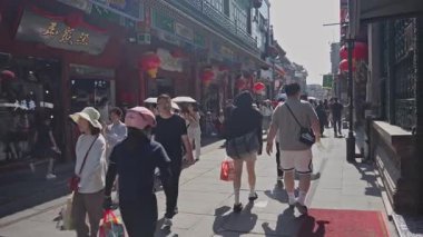 BEIJING, ÇİN - 25 Mayıs 2025: Pekin Qianmen Caddesi yaya bölgesinde sokak manzarası