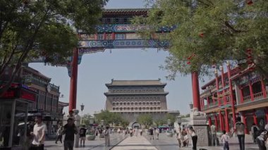 BEIJING, ÇİN - 25 Mayıs 2025: Pekin Qianmen Caddesi yaya bölgesinde sokak manzarası