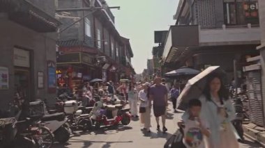 BEIJING, ÇİN - 25 Mayıs 2025: Pekin Qianmen Caddesi yaya bölgesinde sokak manzarası